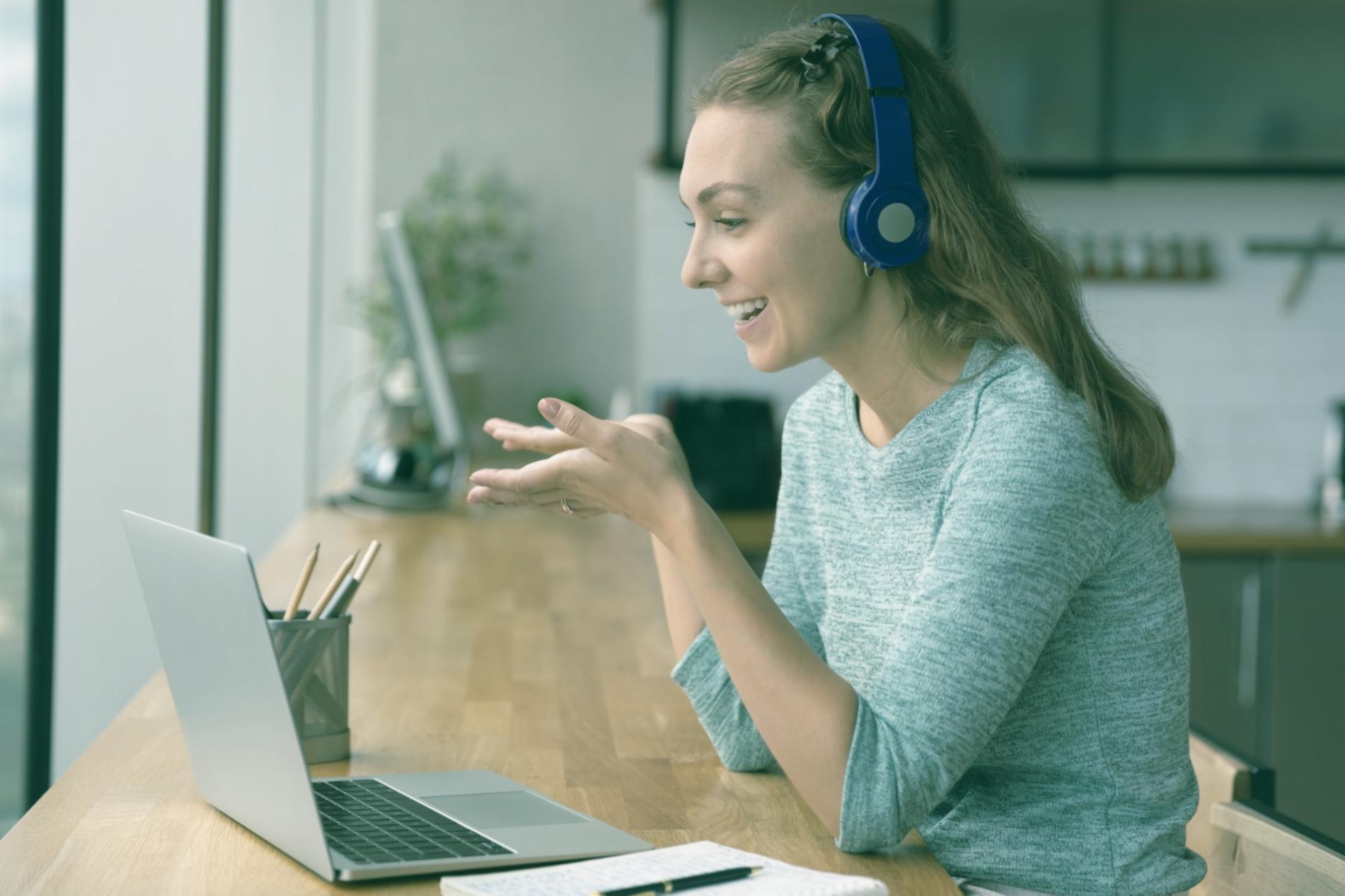 Workshopteilnehmer arbeiten an Budgetkategorisierung am Schreibtisch
